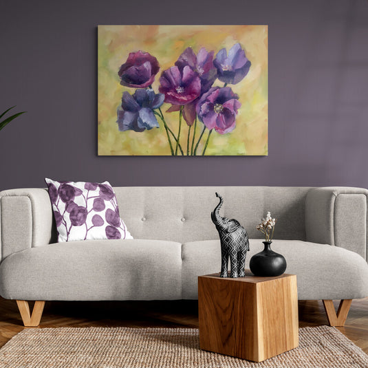 Pintura de amapolas moradas en fondo cálido