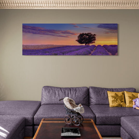 Atardecer morado con flores moradas y árbol grande al fondo - Cuadro decorativo de naturaleza enigmática y serenidad poética