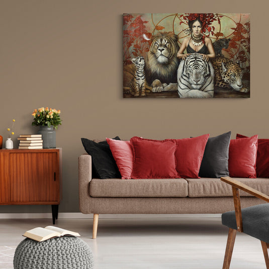 Pintura de Mujer con Felinos Majestuosos en Fondo Cálido