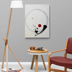 Composición abstracta con círculo de tinta negra y puntos rojos sobre fondo blanco en estilo minimalista