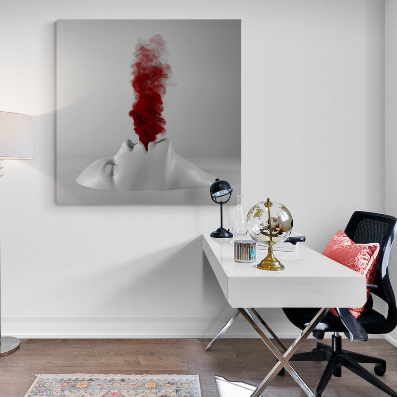 Escultura abstracta blanca con humo rojo emergiendo en fotografía
