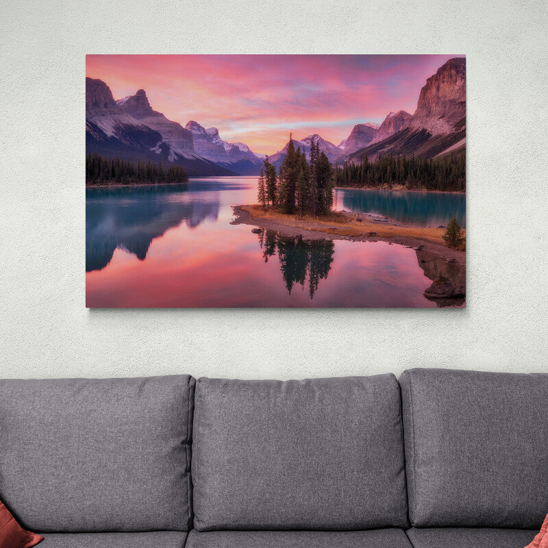 Atardecer rosa iluminando un tranquilo lago rodeado de montañas y pinos, en un cuadro de paisaje natural