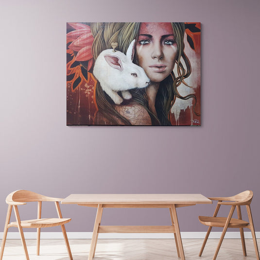 Retrato de mujer con conejo blanco