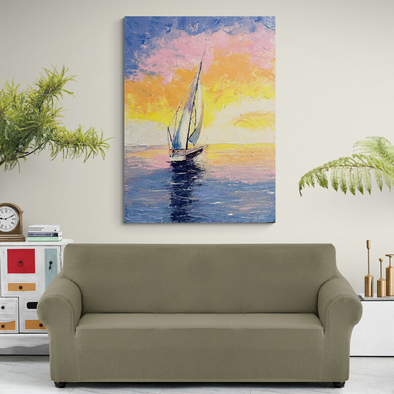 Cuadro decorativo: velero navegando en aguas calmas bajo fondo de amanecer amarillo, rosa y azul.