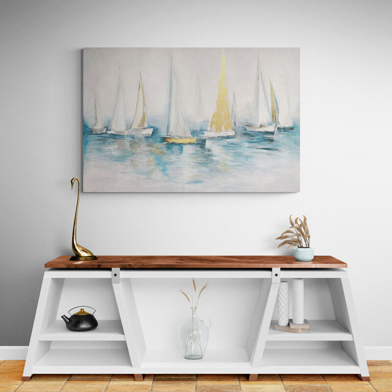 Pintura al óleo de veleros en aguas tranquilas con reflejos dorados en un estilo impresionista.