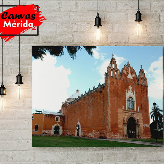 Iglesia colonial de terracota con cúpula y vitrales

