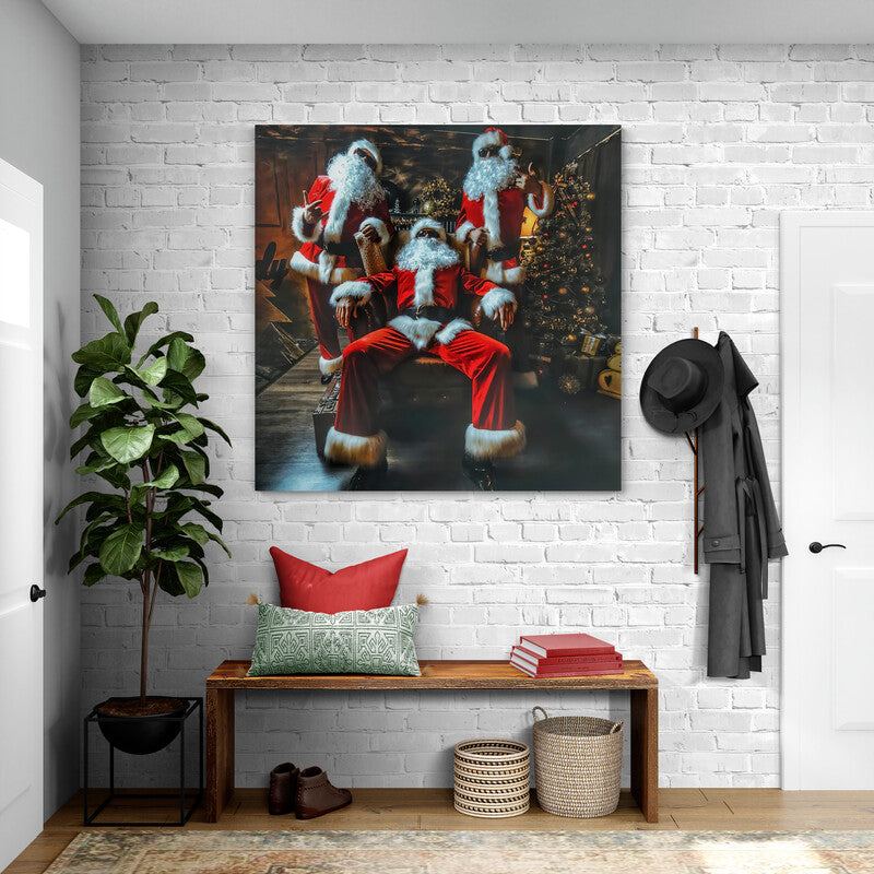 Santa Claus en tres posturas diferentes con árbol de Navidad