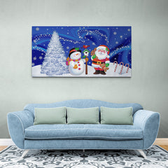 Frosty y Santa Claus junto a Casita de Pájaros con Un Pajarito Rojo: Escena Nevada con Bolsa de Regalos y Pino Destacado