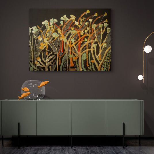 Pintura abstracta de plantas estilizadas con hojas amarillas sobre fondo oscuro