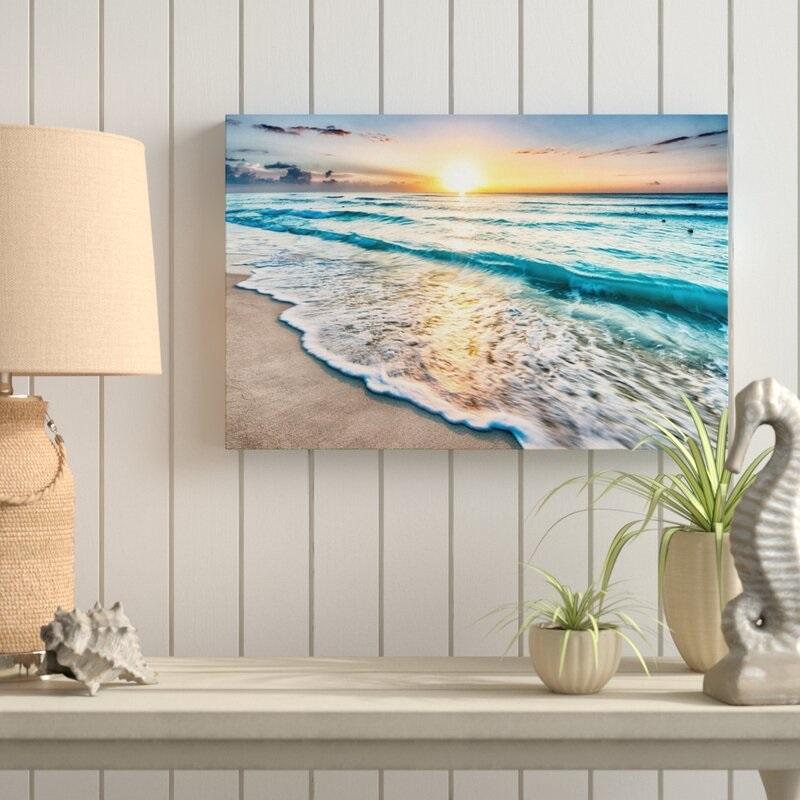 Fotografía del amanecer en la playa con olas y sol radiante