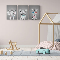 Set de cuadros grises: elefante con sombrero y burbujas rosas, cachorro de jaguar con moño azul, y cebra con lentes 3D y burbuja de chicle rosa.
