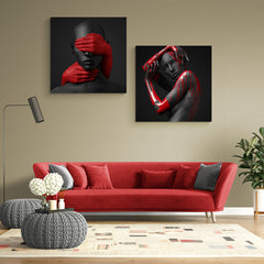 "Set de cuadros con figuras monocromáticas destacadas en rojo sobre fondo negro