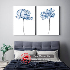 Flor azul delicada sobre fondo blanco en composición repetitiva