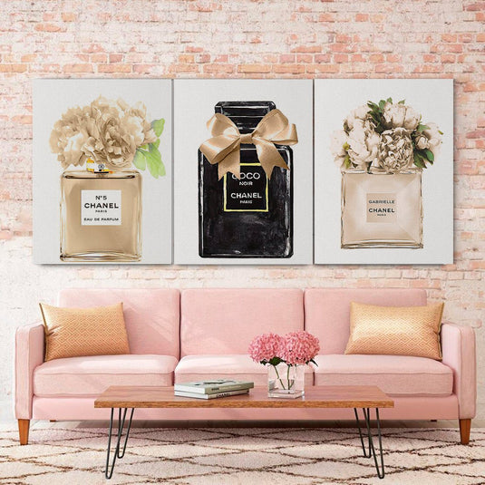Tríptico de icónicas botellas de perfume Chanel con detalles florales en tonos neutros