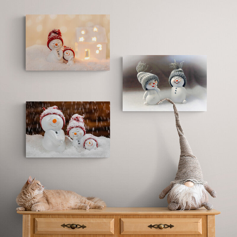 Muñecos de nieve en tres escenas invernales con iluminación acogedora y accesorios festivos