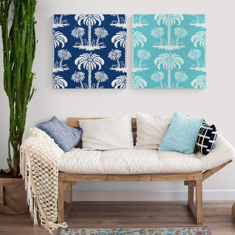 Set de cuadros decorativos con diseños de palmeras en azul fuerte y azul claro sobre fondo blanco