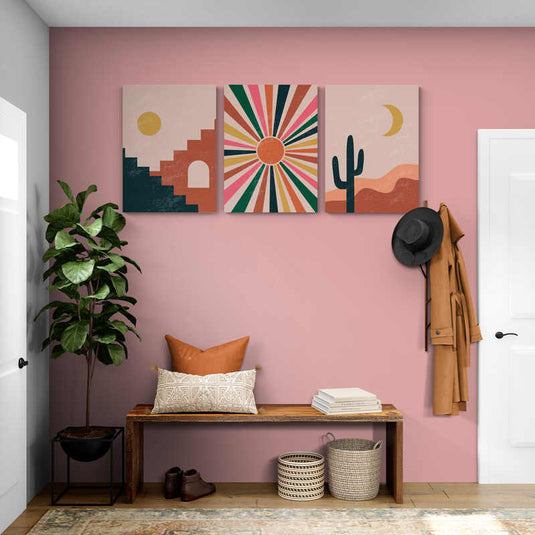 Tríptico de diseño modernista con motivos del suroeste: estructuras adobe, mandala solar y cactus bajo ciclo de sol y luna
