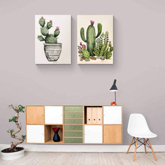 Set de cuadros decorativos beige: maceta con nopales y tunas rosas, y variedad de cactus estilizados