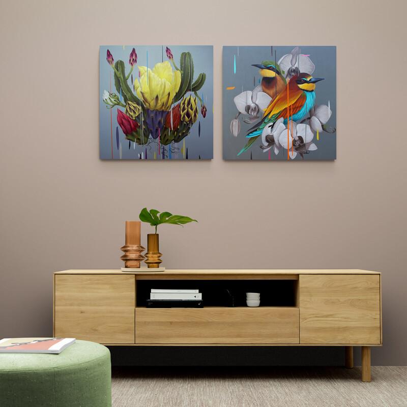 Set de cuadros decorativos: Primer cuadro con flor amarilla, cactus verde, y detalles florales rojos y morados sobre fondo gris; Segundo cuadro con pájaros multicolores en tonos naranja, amarillo, verde y azul, rodeados por matices de gris claro.