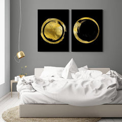 Díptico abstracto con círculos en texturas de oro y negro sobre fondo oscuro, representando la dualidad