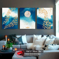  Tríptico abstracto con peces dorados, luna llena y bote en un mar azul nocturno con detalles dorados