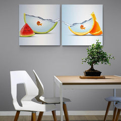 Surrealismo en cuadros decorativos: rebanadas de sandía y naranja convertidas en acuarios con pez naranja sobre fondo blanco
