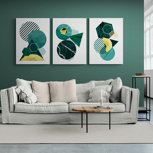 Set de cuadros minimalistas con fondo blanco: círculos en verdes y diseño lineal negro, triángulo verde y amarillo, y pentágonos destacados.