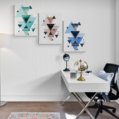 Cuadros decorativos minimalistas con fondo blanco y triángulos direccionales en turquesa, rosa y azul
