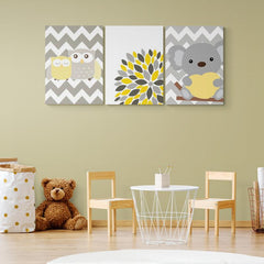 Set de cuadros decorativos: sixsac gris-blanco con búhos gris y amarillo, fondo blanco con flor amarillo-gris, y diseño sixsac con oso gris abrazando corazón amarillo en rama café.