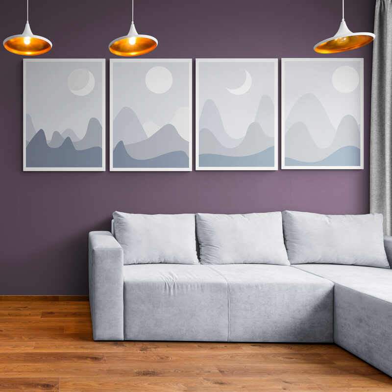 Set de cuadros decorativos con marialuisa blanca: fondo azul claro, montañas minimalistas en azul y gris, lunas llenas y menguantes blancas.