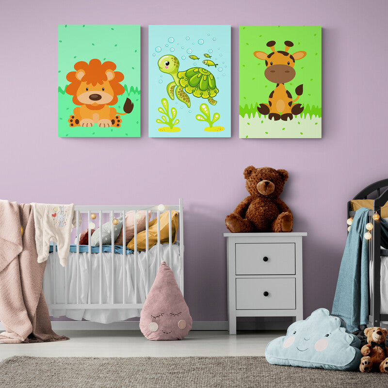 Set de cuadros infantiles animados: leoncito naranja en fondo verde, tortuga bebé y pececitos en fondo azul, jirafa amarillo mostaza en fondo verde.