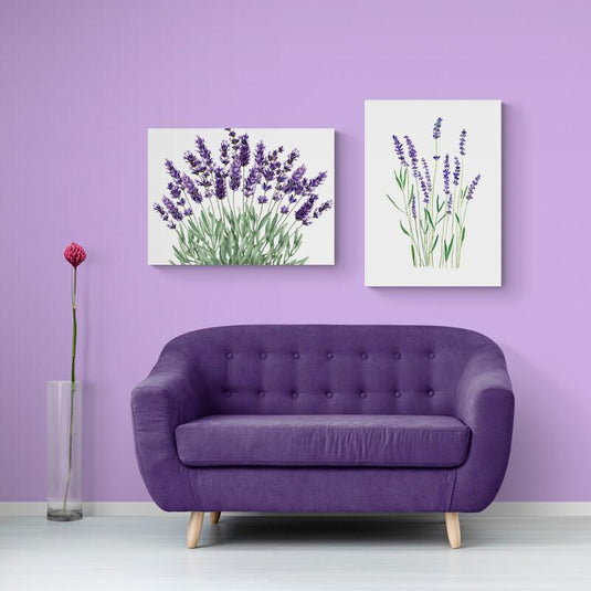 Cuadro decorativo con lavanda y hojas verdes sobre fondo blanco