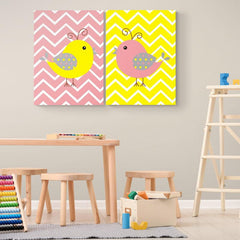 Set de cuadros decorativos con diseño de sic-sac: uno con fondo rosa y pájaro amarillo y el otro con fondo amarillo y pájaro rosa