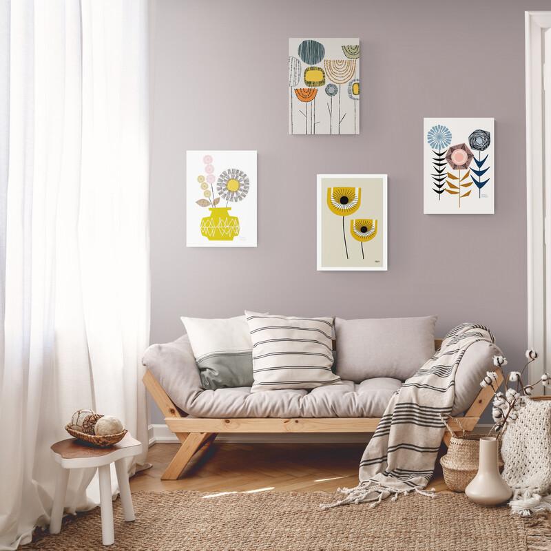 Set de cuadros minimalistas: tres con fondo blanco y flores en tonos grises, rosas, azules y naranjas; uno con marialuisa blanca sobre fondo amarillo pastel y flores amarillas.