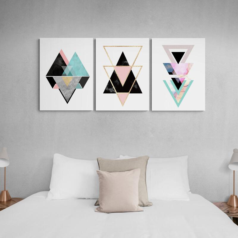 Tríptico de arte minimalista con triángulos superpuestos en colores pastel y detalles dorados
