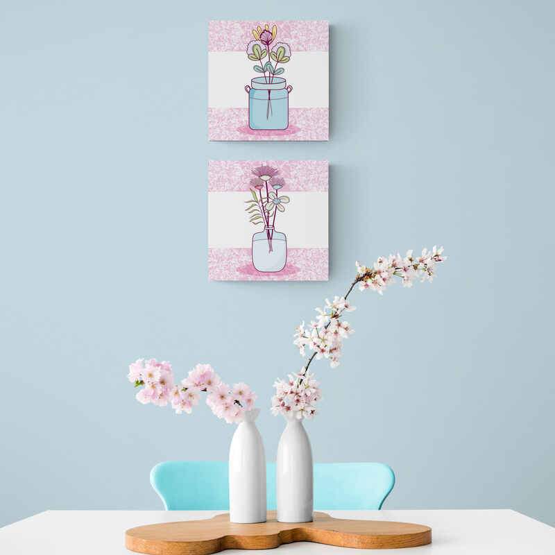 Set de cuadros minimalistas con fondo rosa y blanco, destacando floreros de cristal con flores rosadas y verdes.