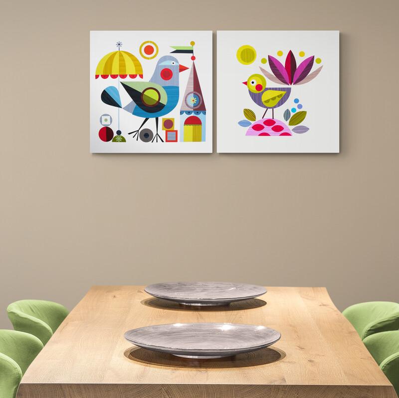 Set de cuadros geométricos: ave estilizada con casa puntiaguda y sol en azul, rojo y verde; y ave diminuta con flor en colores vivos sobre fondo blanco