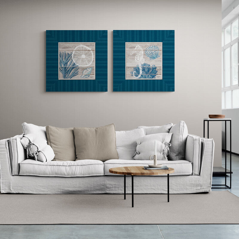 Set de cuadros con marialuisa azul, diseño marino con caballo de mar blanco, corales y conchas azules sobre fondo gris.