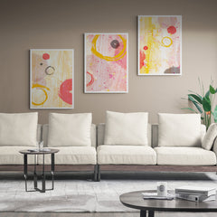 Set de cuadros con marialuisa blanca, diseño en acuarela de tonos amarillos, rosas y grises con elementos circulares.