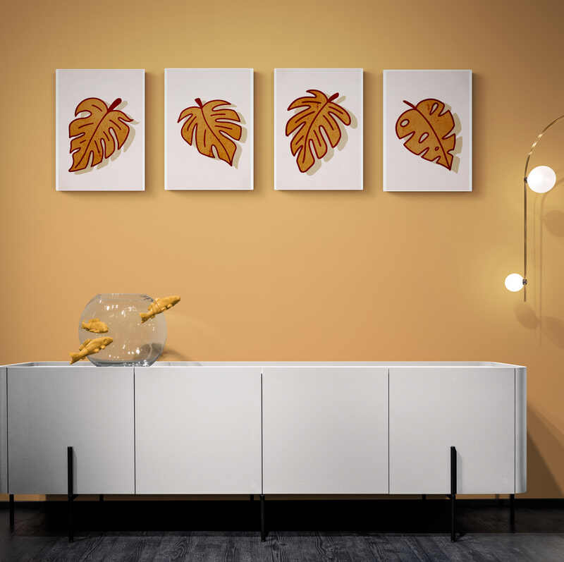 Serie de cuatro paneles decorativos con ilustraciones de hojas de monstera en tonos cálidos de naranja y marrón