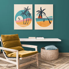 Cuadro decorativo con fondo beige: diseño circular de playa minimalista en tonos amarillo mostaza y rosa con siluetas de palmeras oscuras.