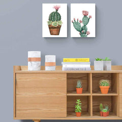 Set de cuadros decorativos sobre fondo blanco: maceta con cactus y suculentas verdes y cactus verde con tunas rosa.