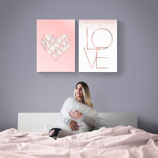 Cuadros minimalistas de corazón geométrico y tipografía 'LOVE' en tonos pastel y oro rosa.