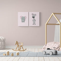 Set de cuadros decorativos con fondo de líneas rosa y blanco: elefante bebé gris con orejas rosa y jirafa bebé gris con orejitas rosa.