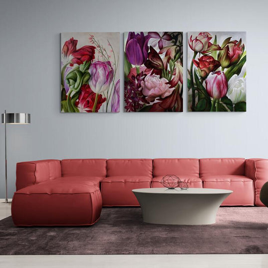Tríptico decorativo de tulipanes exuberantes en colores intensos