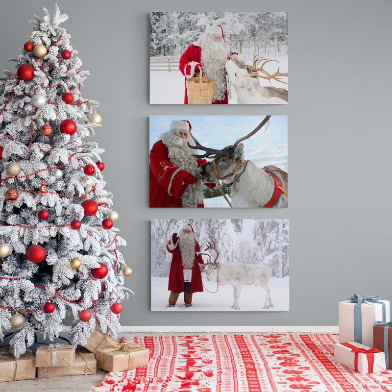 Santa Claus interactuando con sus renos en tres escenas invernales