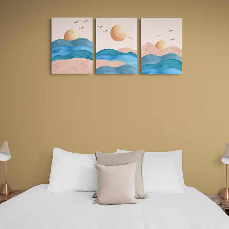 Set de tres cuadros con fondo rosa claro, olas azules, y arena pastel; mostrando secuencia del sol desde ocaso hasta amanecer con pajaritos en el atardecer.