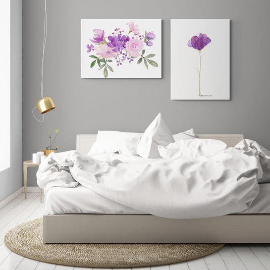 Set de cuadros con flores moradas y rosas en estilo acuarela y detalle de flor morada solitaria con tallo verde sobre fondo blanco