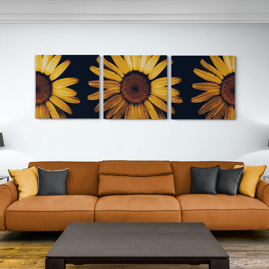Tríptico de Girasoles sobre Fondo Oscuro