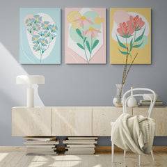 Conjunto de cuadros decorativos con flores en tonos pastel y fondos geométricos